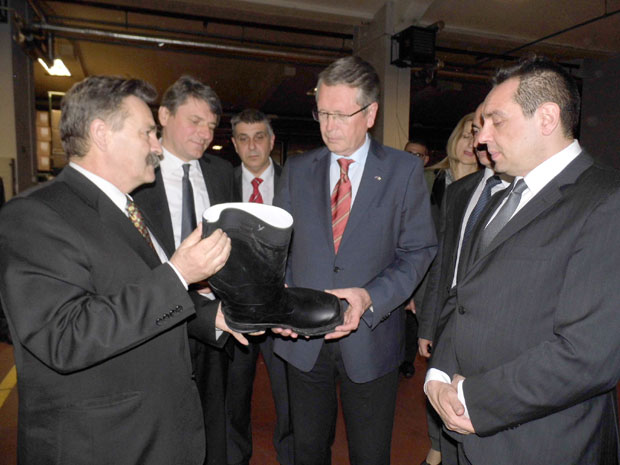 Шпијунка: Чизме на поклон